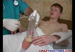 Ruivinho Hetero abusado pelos Medicos .