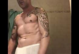 Mec sexy viril s’amuse à frapper ses couilles