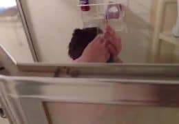 Espiando amigo mientras se baña